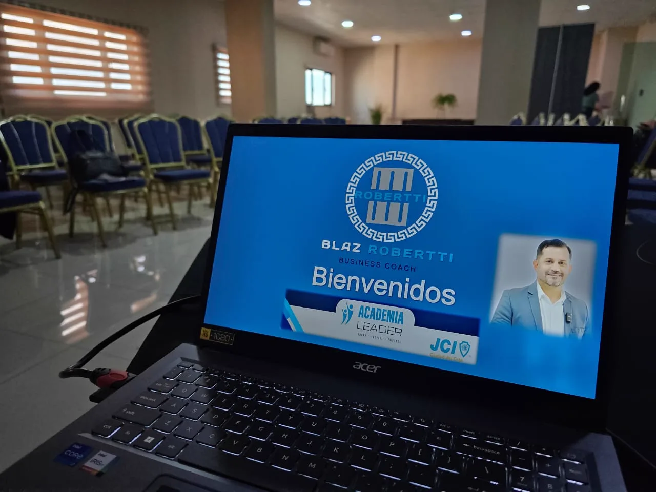 La sala preparada minutos antes de comenzar. — JCI Ciudad del Este
