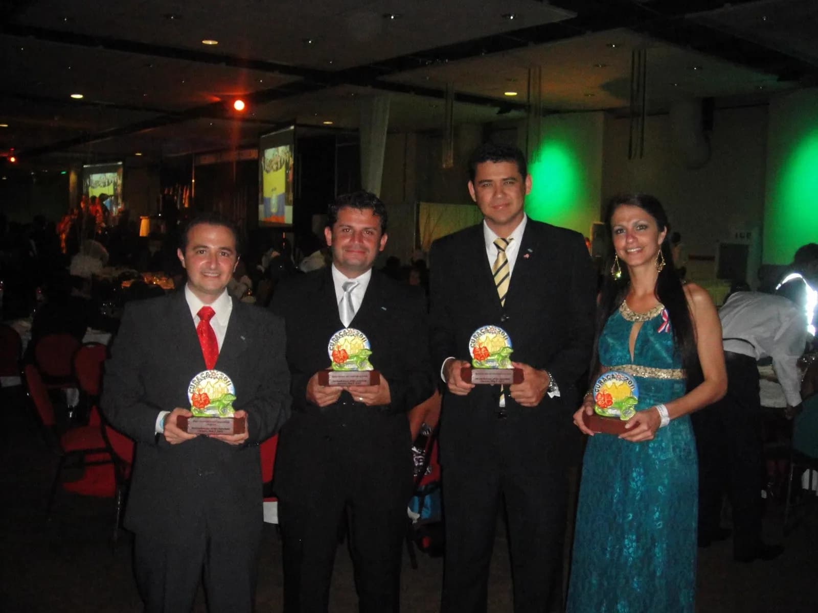 El equipo paraguayo con los trofeos del Concurso de Debate de las Américas. — JCI · Conferencia de las Américas, Curaçao