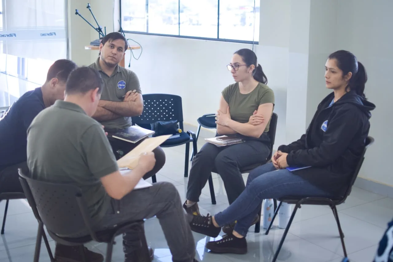 Ronda de trabajo en grupo pequeño, con las consignas en mano. — Fibrac S.A.