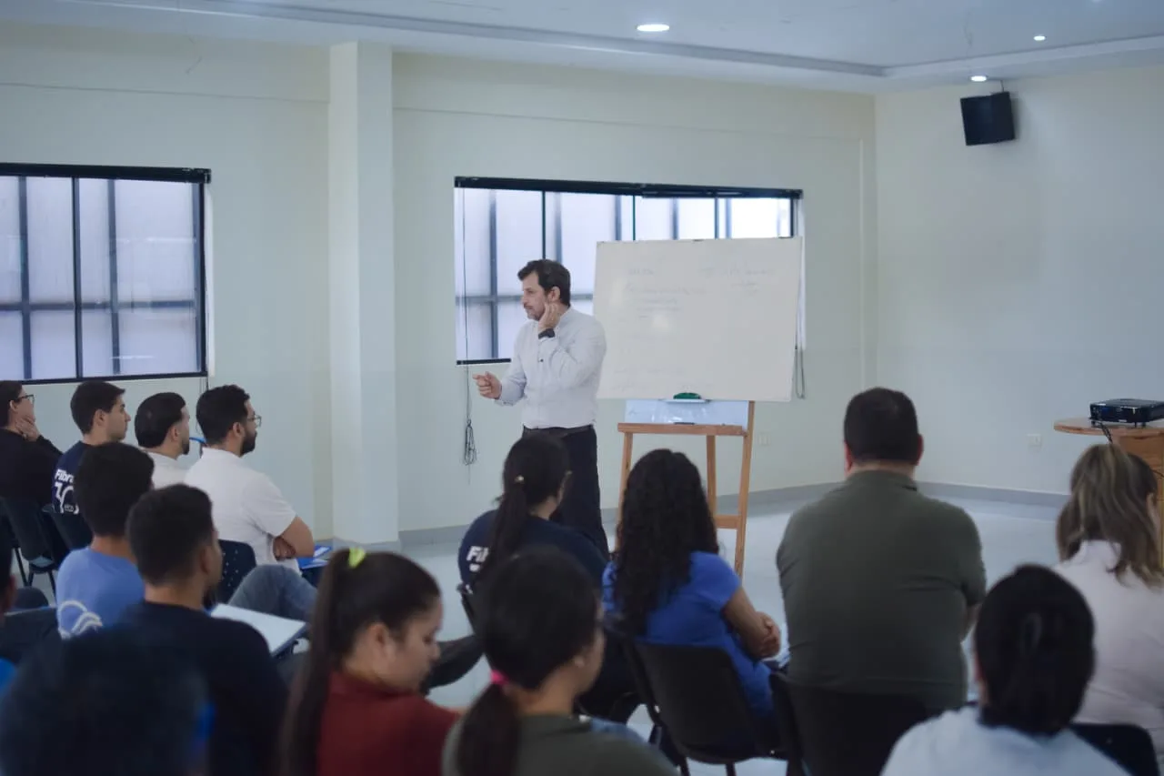 La sala del taller in company, con todo el equipo. — Fibrac S.A.