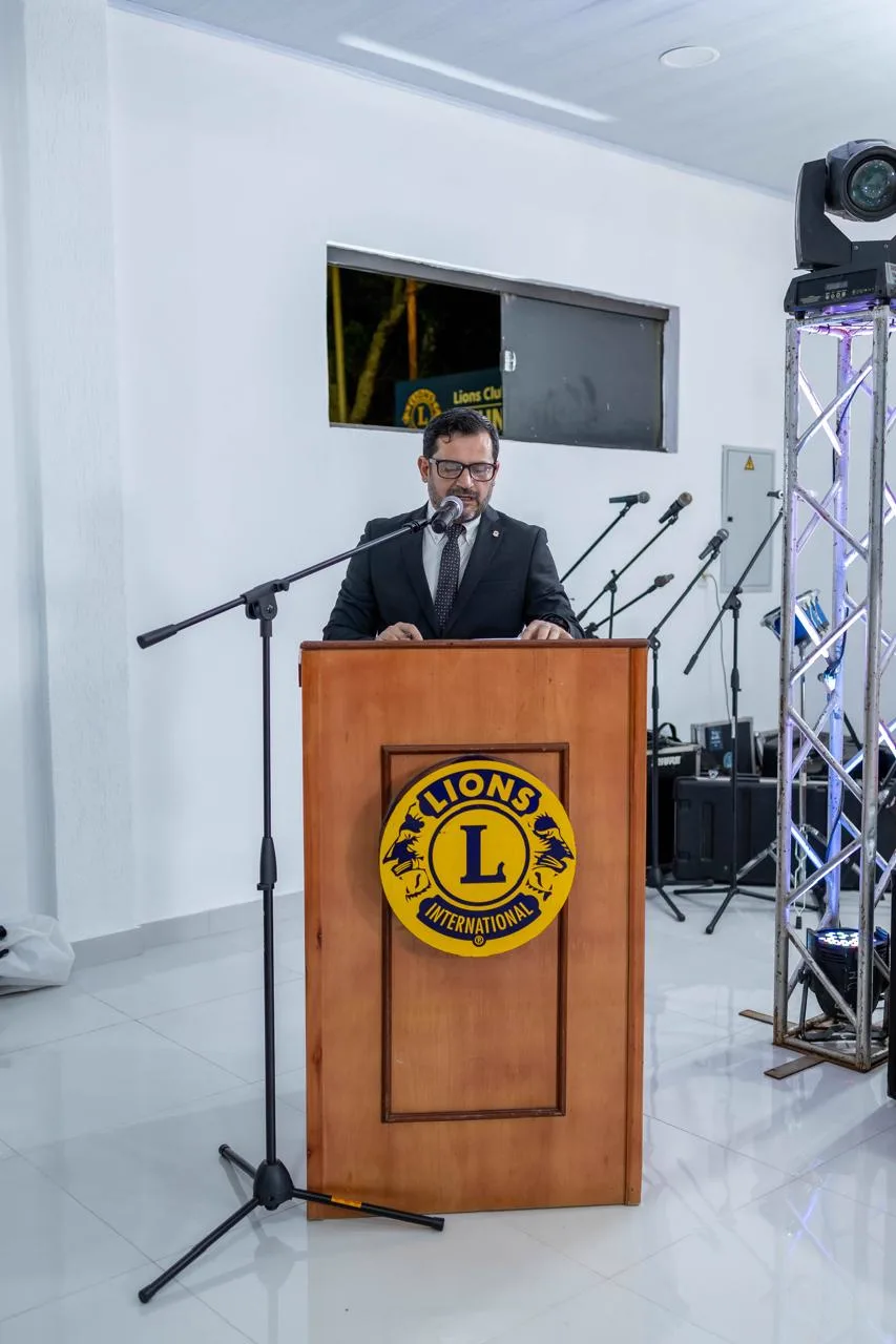 Disertación en acto protocolar. — Lions Club International